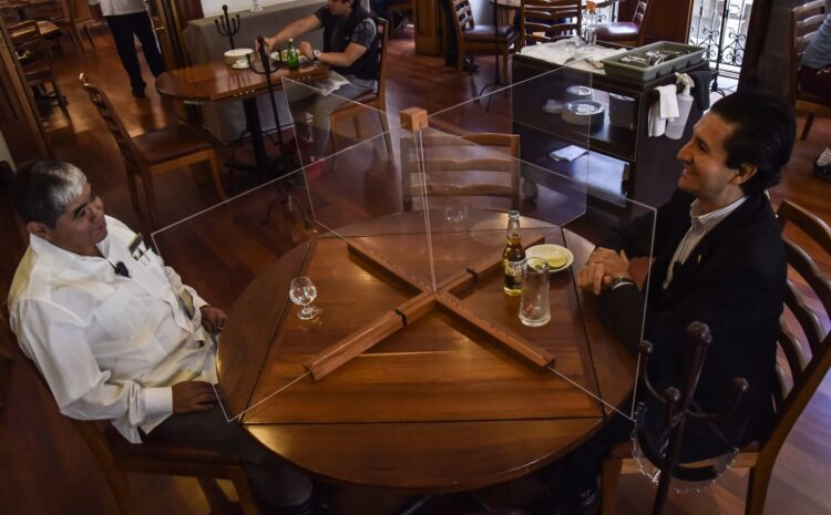  8 Consejos de expertos por si vas a salir a comer a restaurantes durante la pandemia